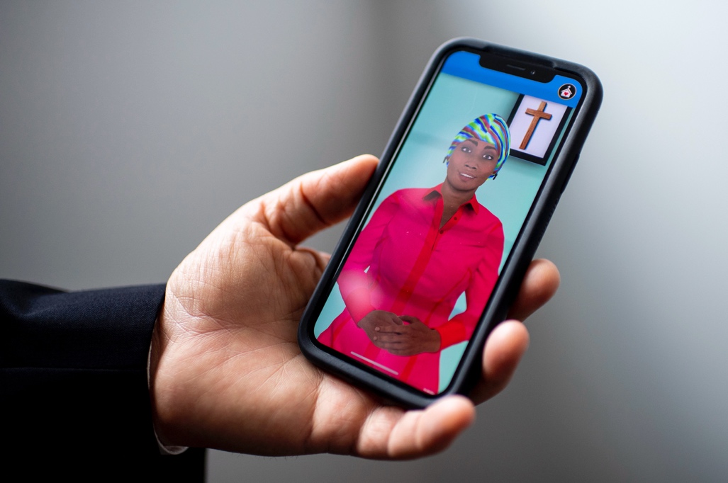 A person holding a phone

Description automatically generated